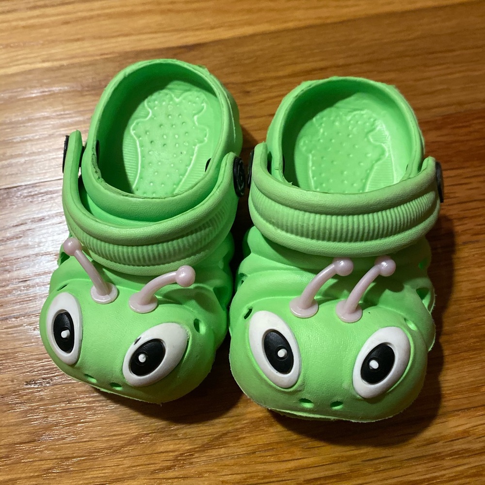 Girls croc lot size 3 and 4.